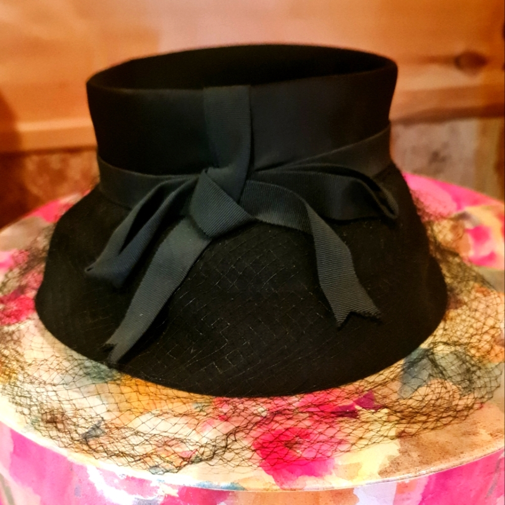 Bullock's of Los Angeles  Black Felt Satin Hat Bow Netting Veil Vintage 22.5 EUC